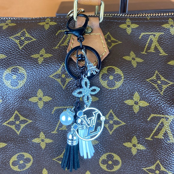 Hand Crafted Accessories - ⒷⒶⒼ ⒸⒽⒶⓇⓂ︎ or ⓀⒺⓎⒸⒽⒶⒾⓃ 𝘏𝘢𝘯𝘥𝘮𝘢𝘥𝘦